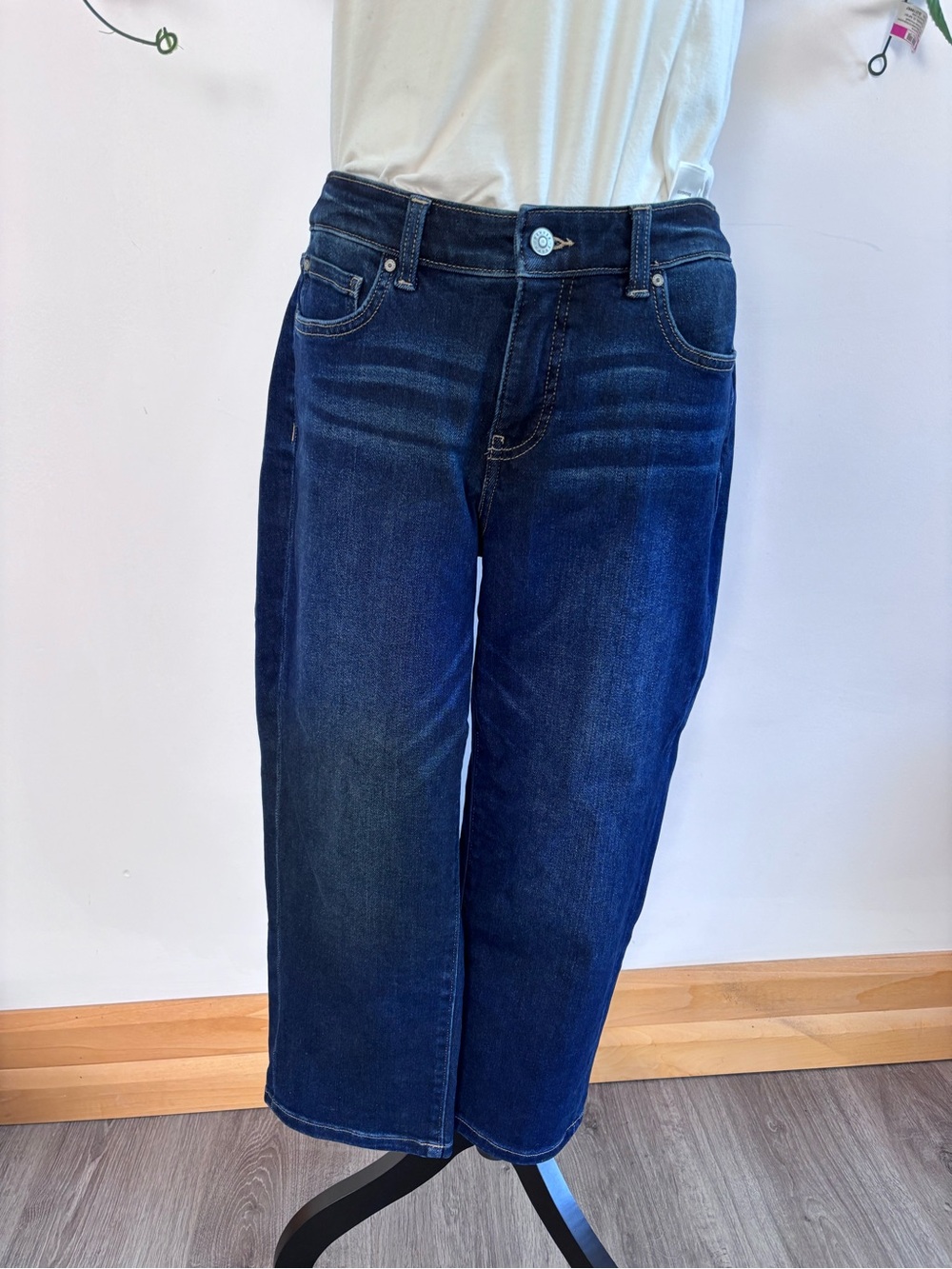 Classic Everyday Denver Hayes Indigo Straight-Leg Mid-Rise Capris Jeans